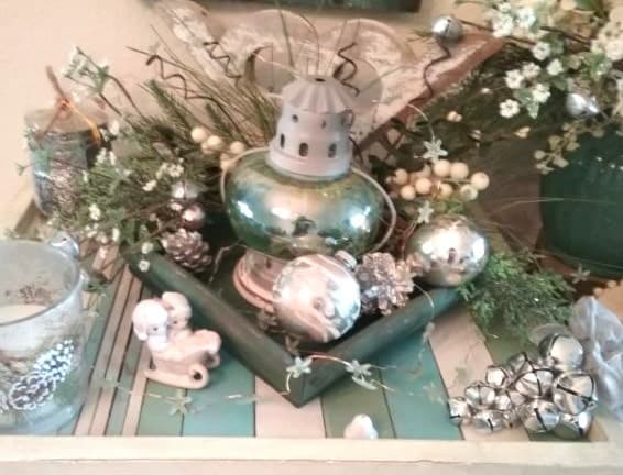 Christmas-centerpiece-with-vintage-accents-min