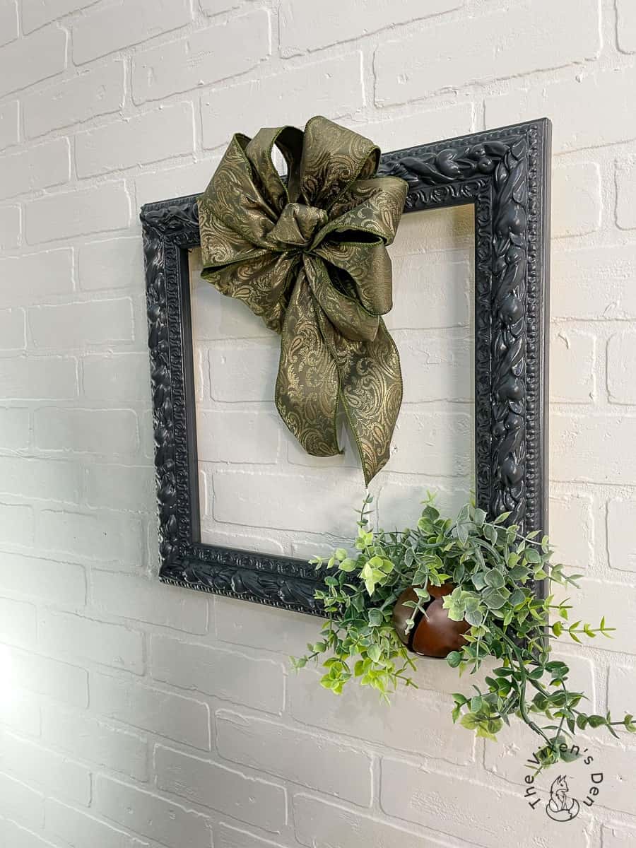 DIY Interchangeable Seasonal Picture Frame Wreath