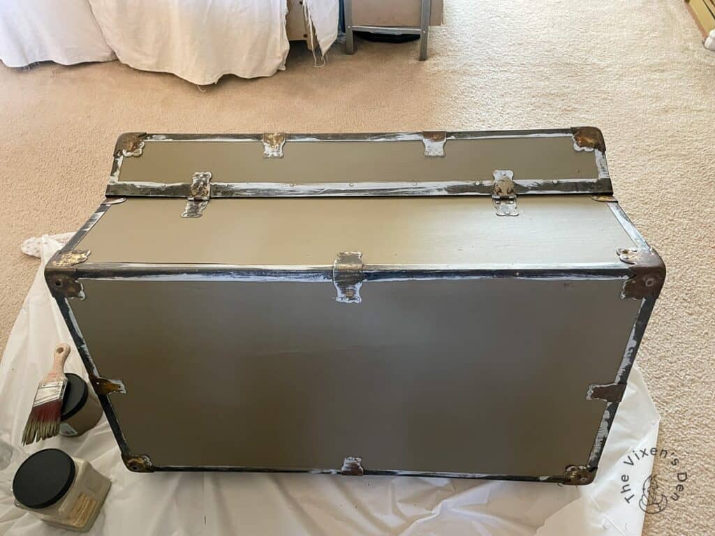 Old Wood Trunk Makeover-painted trunk
