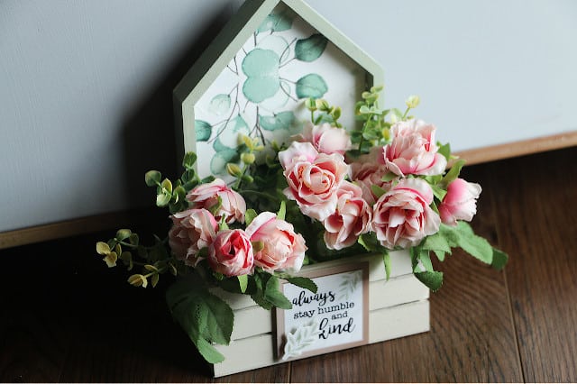 Steph Creates- DIY Wood Crate Floral Display-min