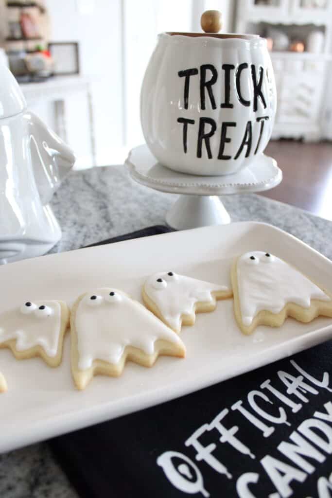 A plate of cookies with ghosts on it.