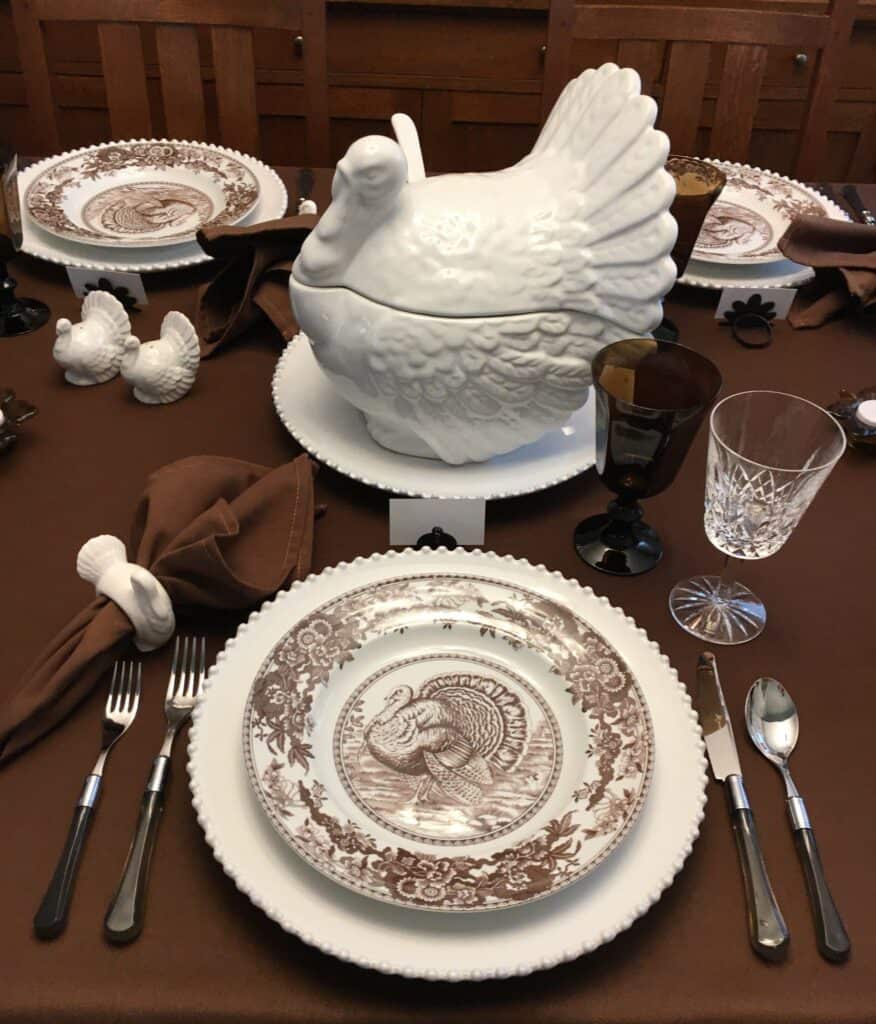 A table setting with a turkey on it.